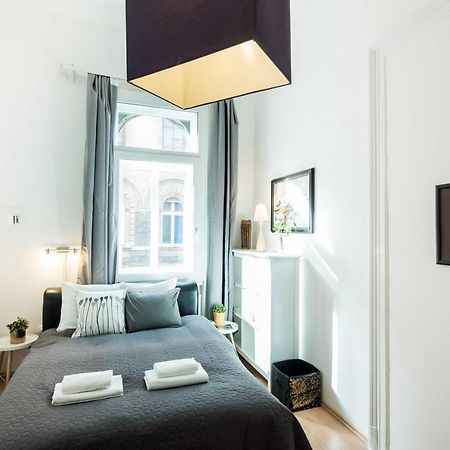 Cosy And Central Apartment With 4 Bedrooms And A/C Budapest Bagian luar foto