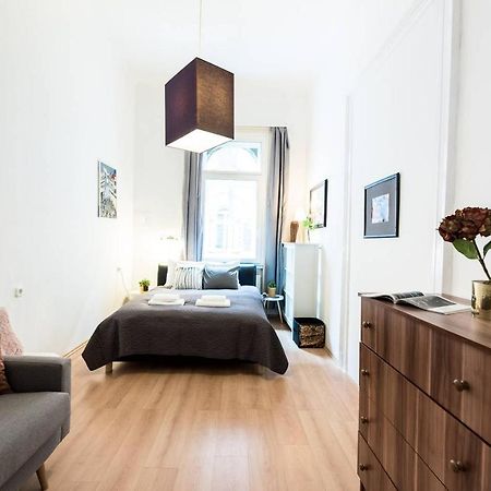 Cosy And Central Apartment With 4 Bedrooms And A/C Budapest Bagian luar foto