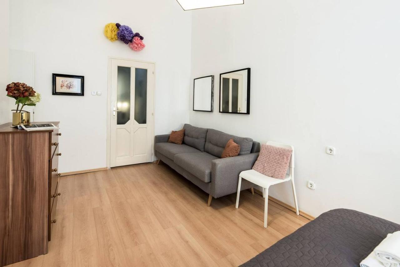 Cosy And Central Apartment With 4 Bedrooms And A/C Budapest Bagian luar foto