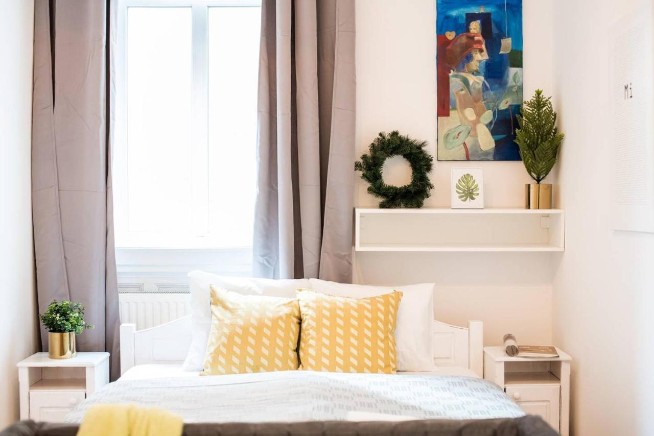 Cosy And Central Apartment With 4 Bedrooms And A/C Budapest Bagian luar foto