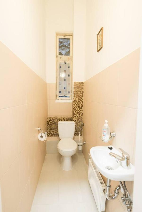 Cosy And Central Apartment With 4 Bedrooms And A/C Budapest Bagian luar foto