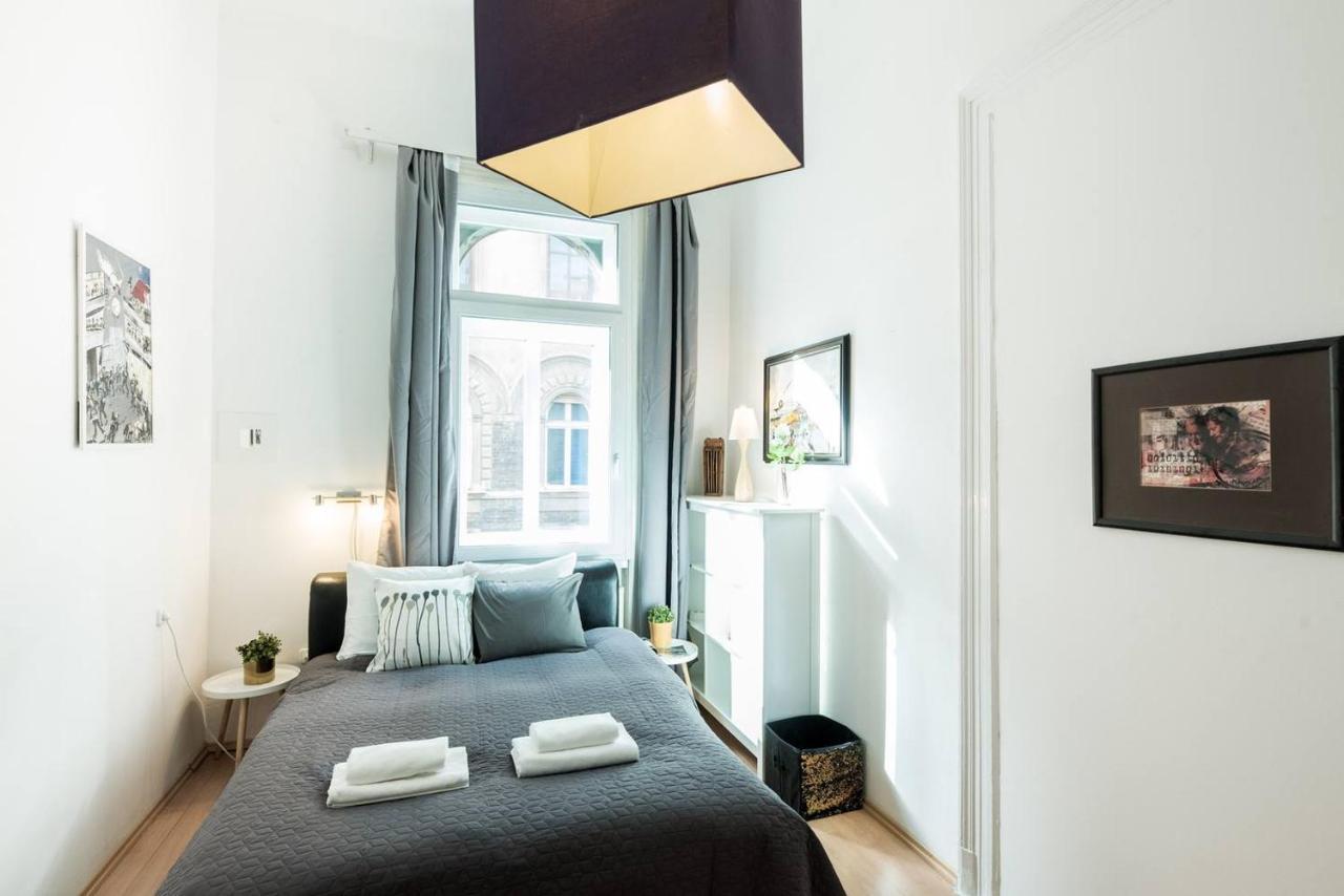 Cosy And Central Apartment With 4 Bedrooms And A/C Budapest Bagian luar foto