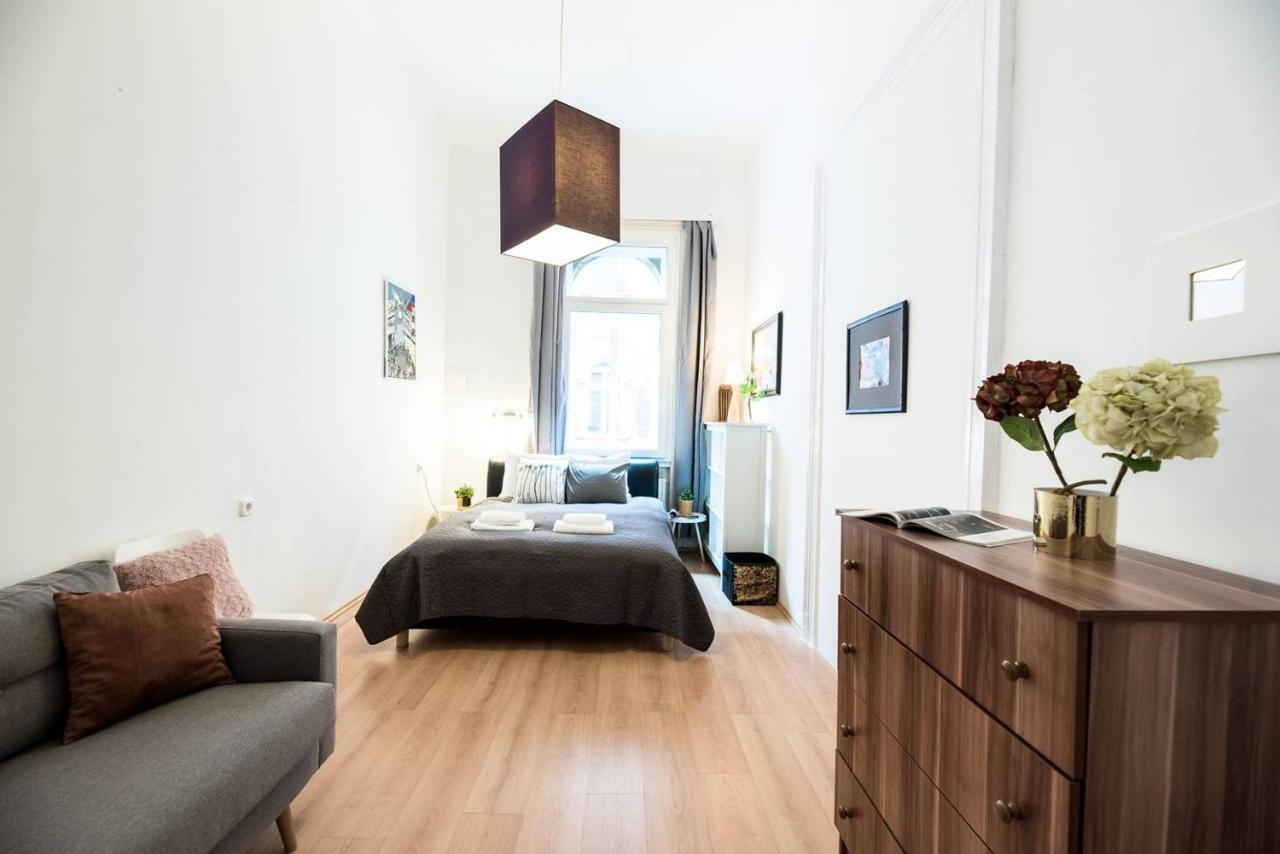 Cosy And Central Apartment With 4 Bedrooms And A/C Budapest Bagian luar foto