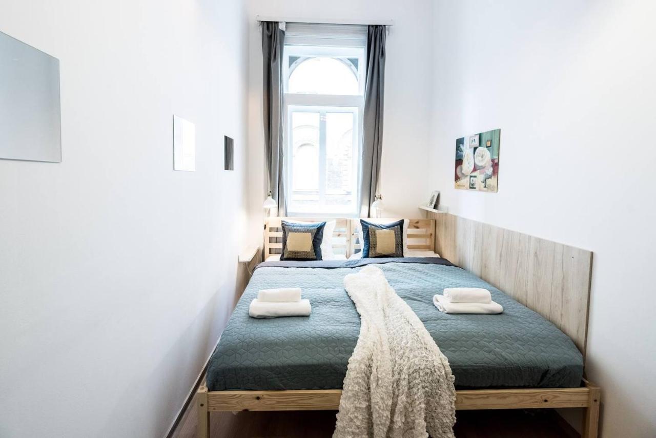 Cosy And Central Apartment With 4 Bedrooms And A/C Budapest Bagian luar foto
