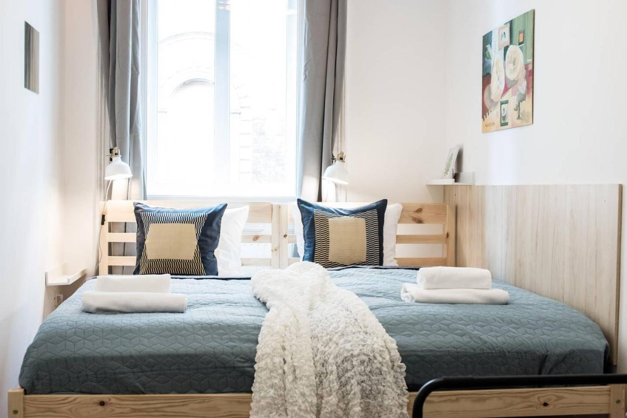 Cosy And Central Apartment With 4 Bedrooms And A/C Budapest Bagian luar foto