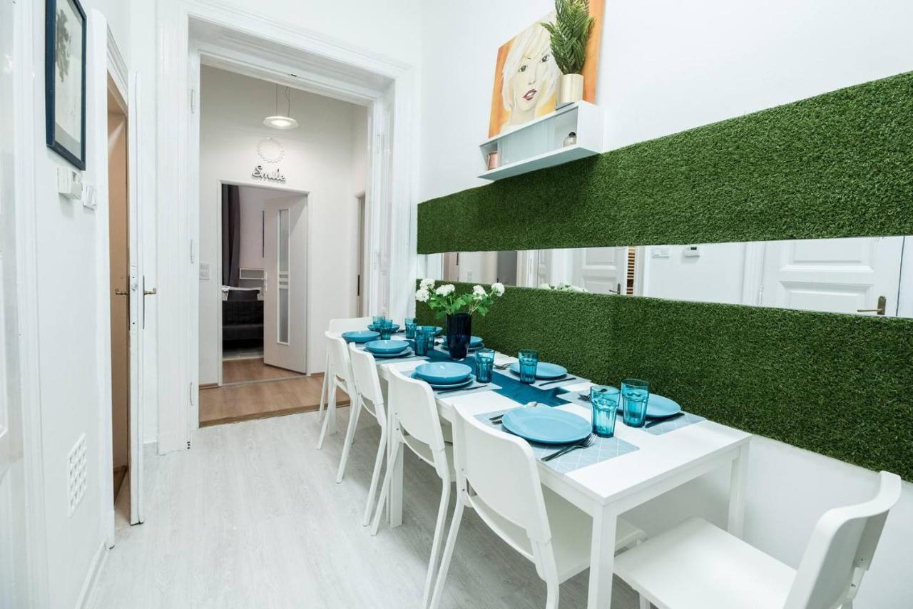 Cosy And Central Apartment With 4 Bedrooms And A/C Budapest Bagian luar foto