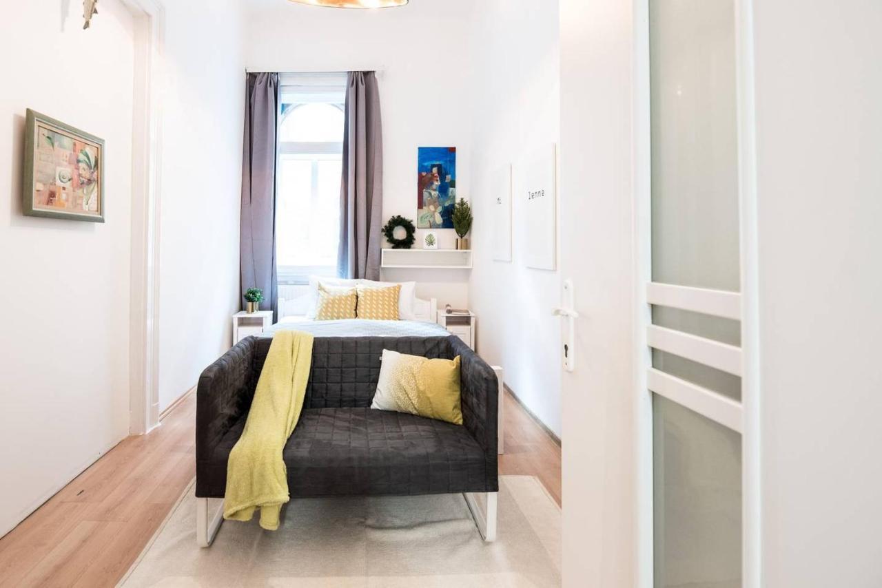 Cosy And Central Apartment With 4 Bedrooms And A/C Budapest Bagian luar foto