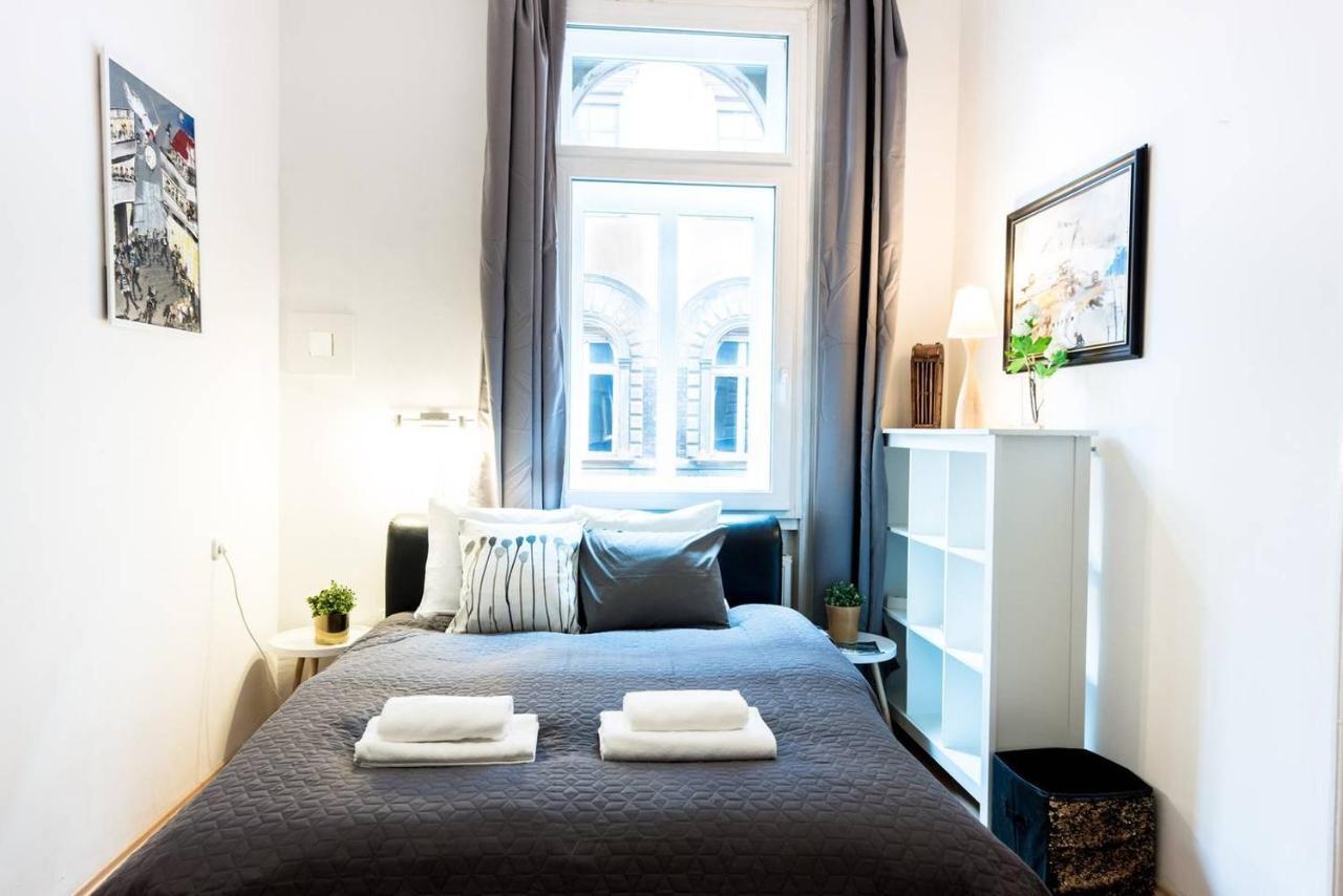 Cosy And Central Apartment With 4 Bedrooms And A/C Budapest Bagian luar foto