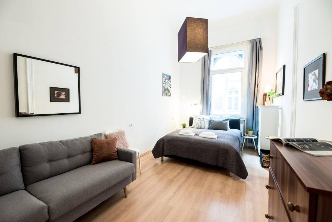 Cosy And Central Apartment With 4 Bedrooms And A/C Budapest Bagian luar foto