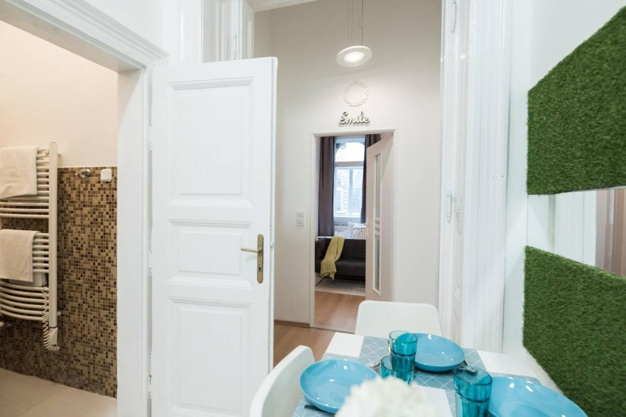 Cosy And Central Apartment With 4 Bedrooms And A/C Budapest Bagian luar foto