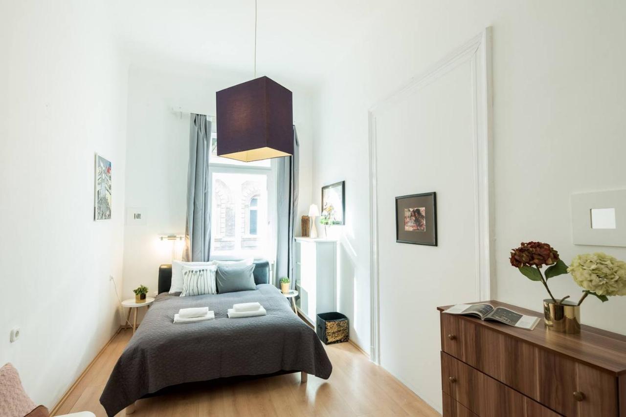 Cosy And Central Apartment With 4 Bedrooms And A/C Budapest Bagian luar foto
